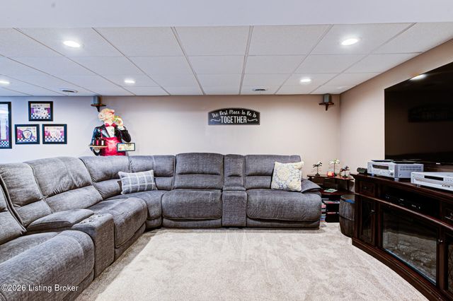 10003 Silverwood Ln, Louisville, KY 40272