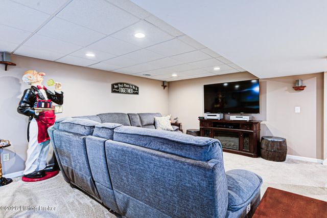 10003 Silverwood Ln, Louisville, KY 40272