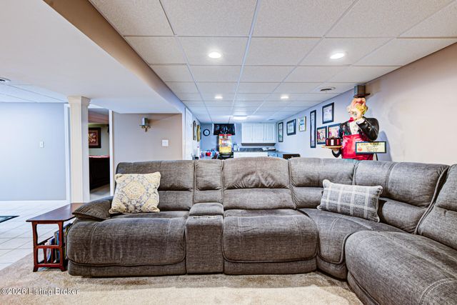 10003 Silverwood Ln, Louisville, KY 40272