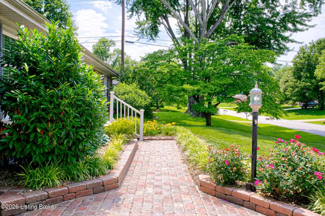 10003 Silverwood Ln, Louisville, KY 40272