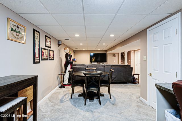 10003 Silverwood Ln, Louisville, KY 40272