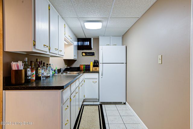 10003 Silverwood Ln, Louisville, KY 40272