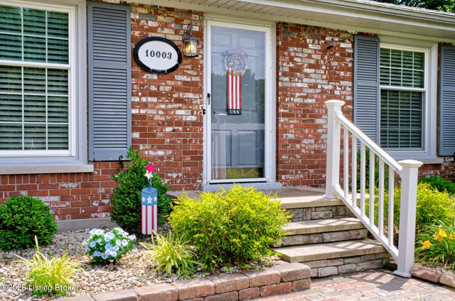 10003 Silverwood Ln, Louisville, KY 40272