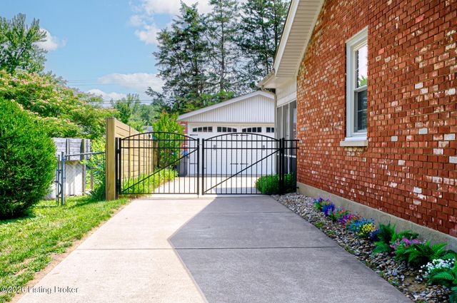 10003 Silverwood Ln, Louisville, KY 40272