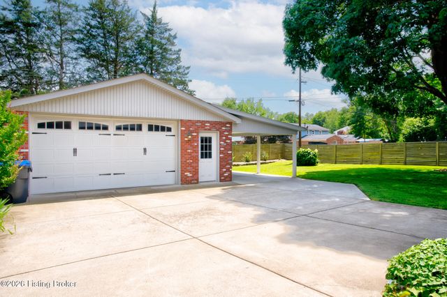 10003 Silverwood Ln, Louisville, KY 40272