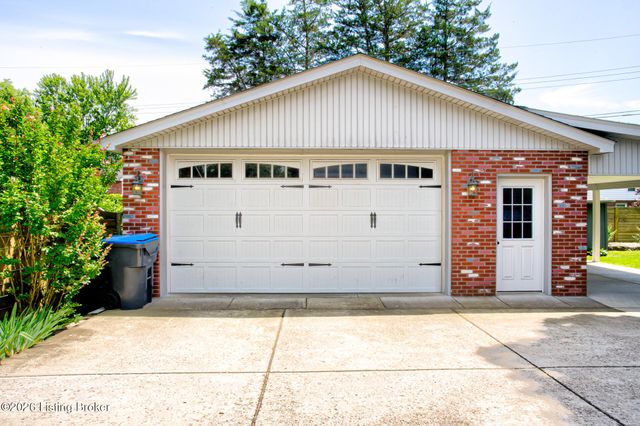 10003 Silverwood Ln, Louisville, KY 40272