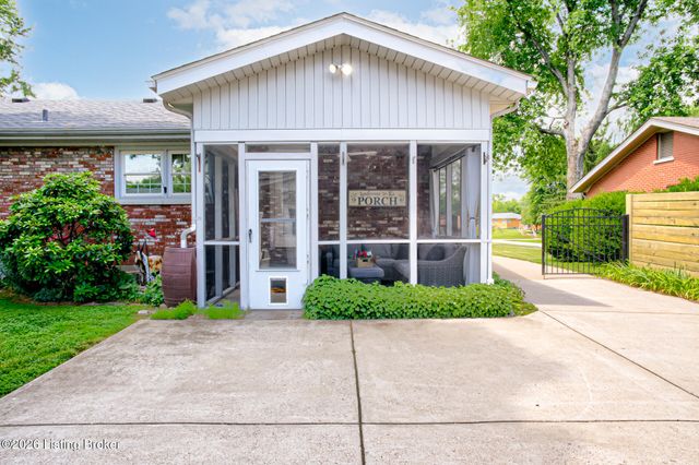 10003 Silverwood Ln, Louisville, KY 40272