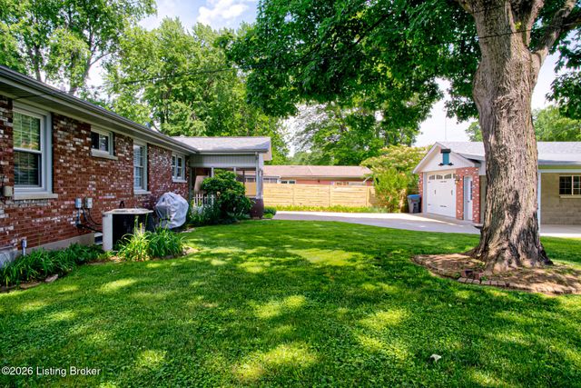 10003 Silverwood Ln, Louisville, KY 40272