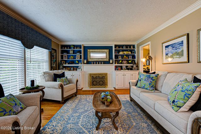 10003 Silverwood Ln, Louisville, KY 40272
