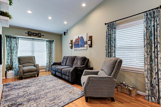 10003 Silverwood Ln, Louisville, KY 40272