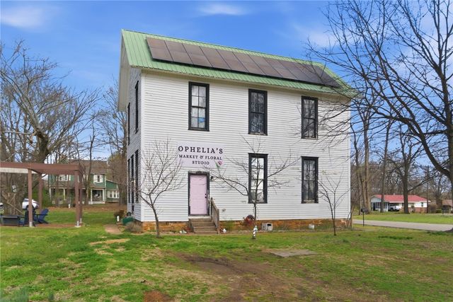 9 Locust Avenue, Farmington, AR 72730