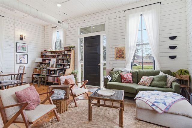 9 Locust Avenue, Farmington, AR 72730