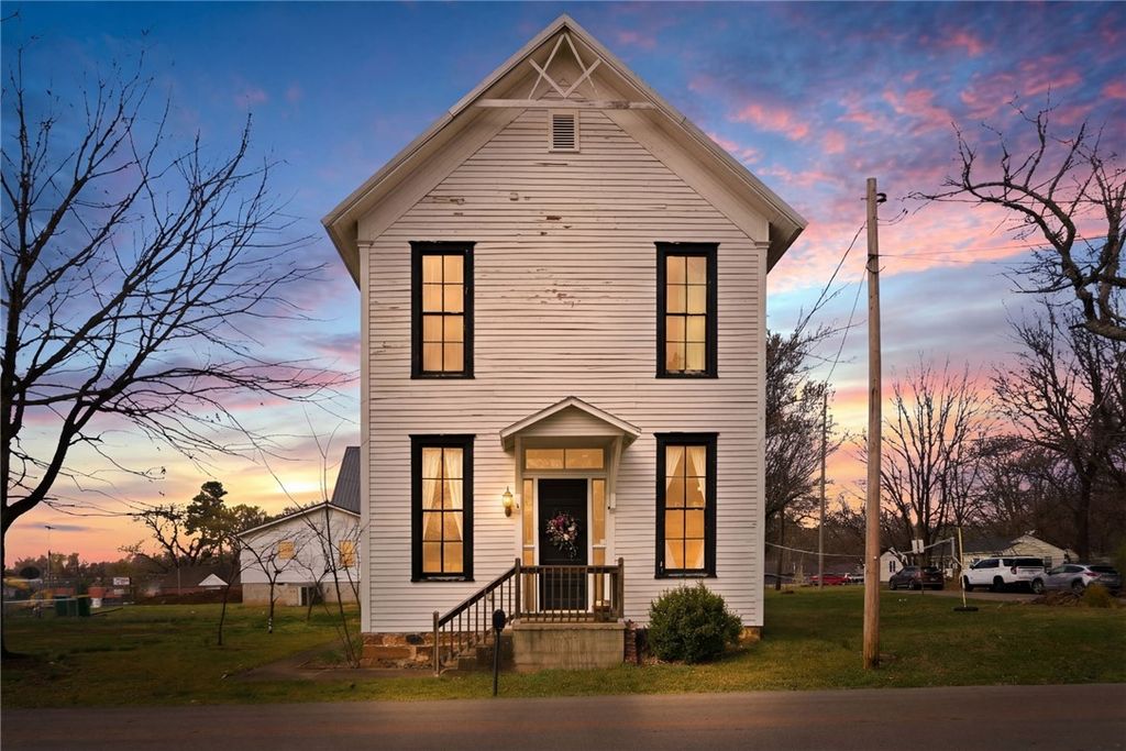 9 Locust Avenue, Farmington, AR 72730