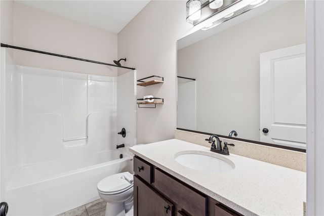 2001 NW Reinhart Drive, Ankeny, IA 50023