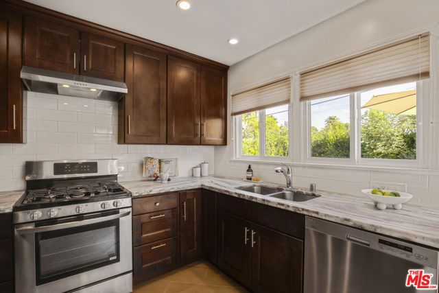 22041 Providencia Street, Woodland Hills (los Angeles), CA 91364