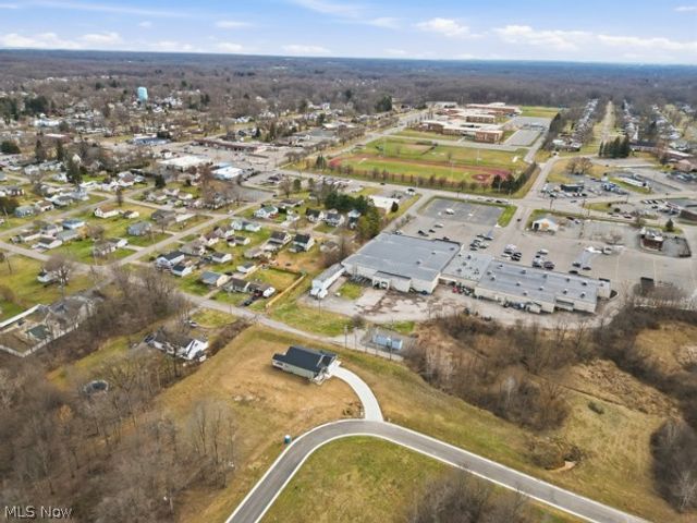 911 Dogwood Drive, Hubbard, OH 44425