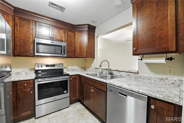 746 Woodside Trails Drive B, Ballwin, MO 63021