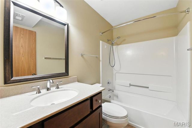 746 Woodside Trails Drive B, Ballwin, MO 63021