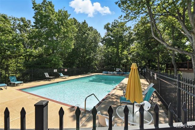 746 Woodside Trails Drive B, Ballwin, MO 63021
