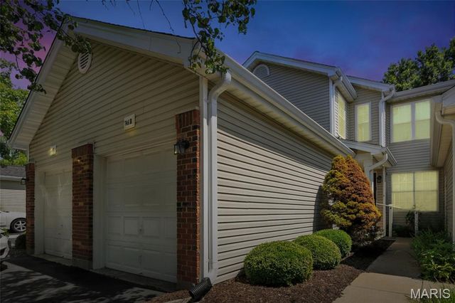 746 Woodside Trails Drive B, Ballwin, MO 63021