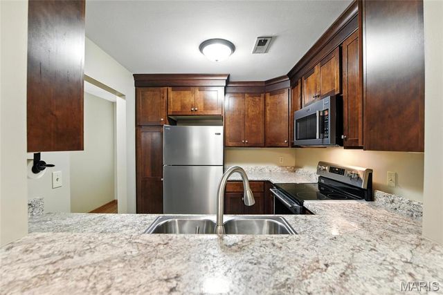 746 Woodside Trails Drive B, Ballwin, MO 63021