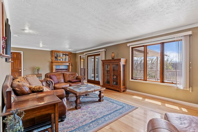 2268 E Thompson Place, Springfield, MO 65804