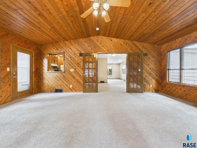 2513 S Lake Ave Avenue, Sioux Falls, SD 57105