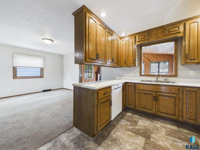 2513 S Lake Ave Avenue, Sioux Falls, SD 57105