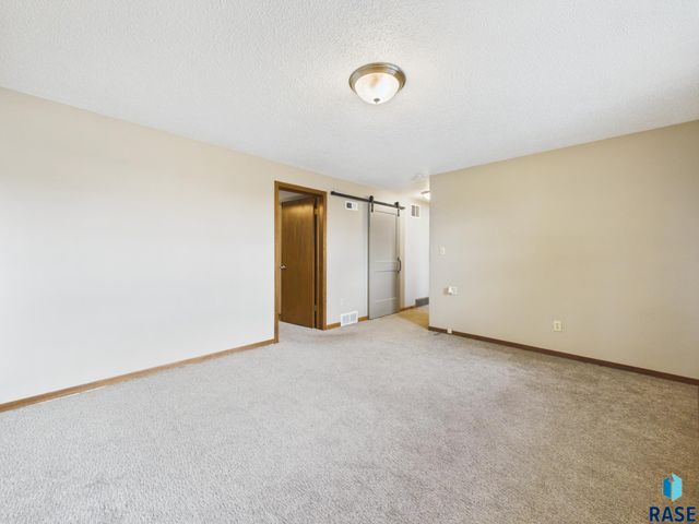 2513 S Lake Ave Avenue, Sioux Falls, SD 57105