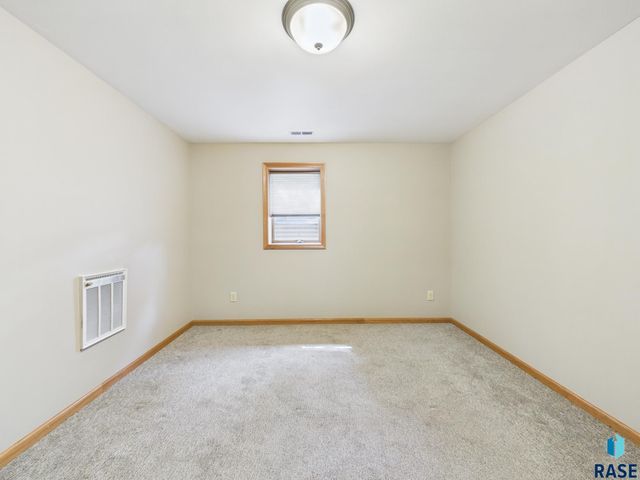 2513 S Lake Ave Avenue, Sioux Falls, SD 57105