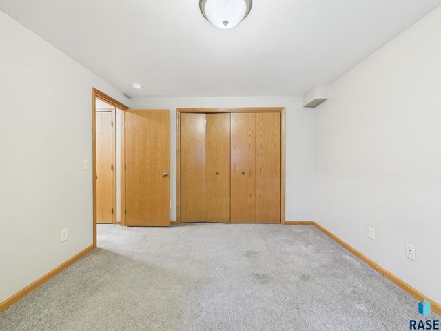 2513 S Lake Ave Avenue, Sioux Falls, SD 57105