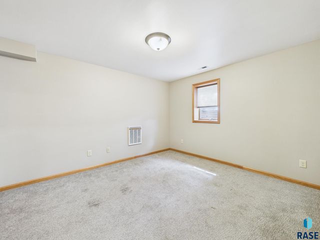 2513 S Lake Ave Avenue, Sioux Falls, SD 57105