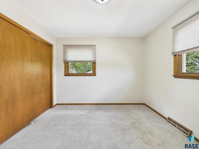 2513 S Lake Ave Avenue, Sioux Falls, SD 57105