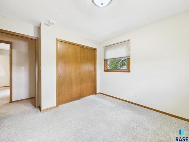 2513 S Lake Ave Avenue, Sioux Falls, SD 57105