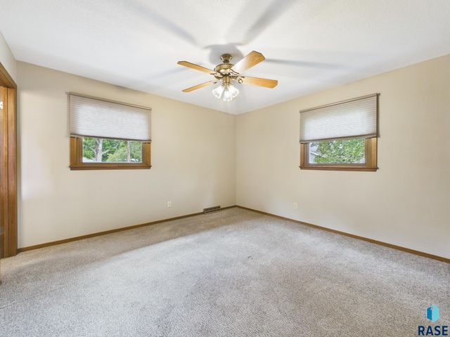 2513 S Lake Ave Avenue, Sioux Falls, SD 57105