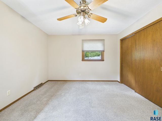 2513 S Lake Ave Avenue, Sioux Falls, SD 57105
