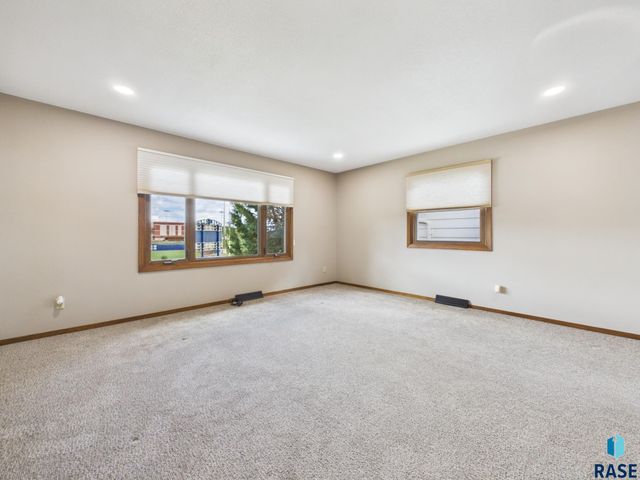 2513 S Lake Ave Avenue, Sioux Falls, SD 57105