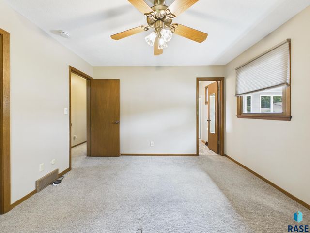 2513 S Lake Ave Avenue, Sioux Falls, SD 57105