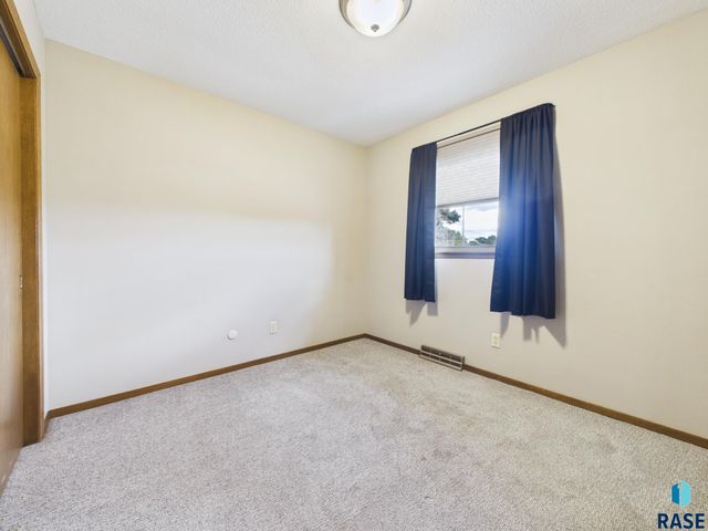 2513 S Lake Ave Avenue, Sioux Falls, SD 57105