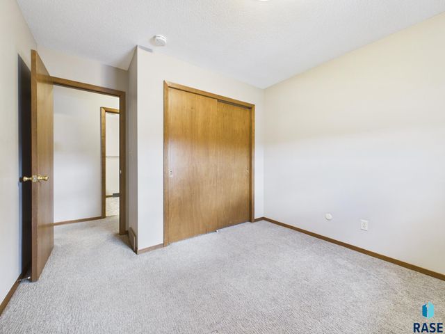 2513 S Lake Ave Avenue, Sioux Falls, SD 57105