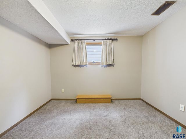 2513 S Lake Ave Avenue, Sioux Falls, SD 57105