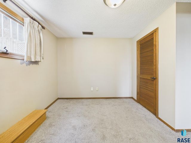 2513 S Lake Ave Avenue, Sioux Falls, SD 57105