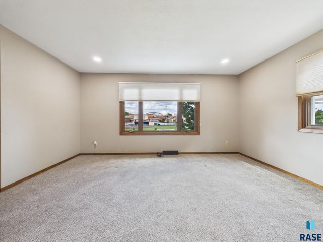 2513 S Lake Ave Avenue, Sioux Falls, SD 57105