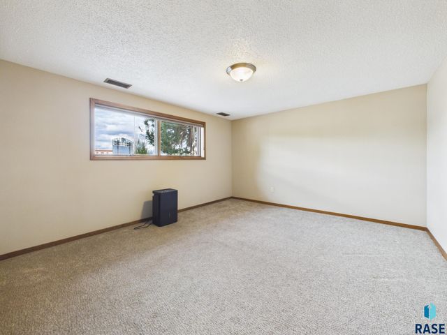 2513 S Lake Ave Avenue, Sioux Falls, SD 57105