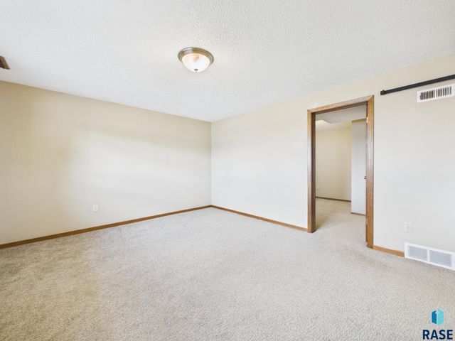 2513 S Lake Ave Avenue, Sioux Falls, SD 57105