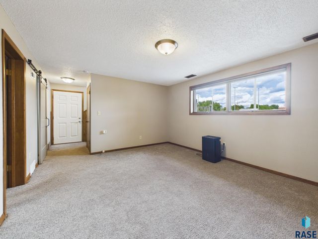 2513 S Lake Ave Avenue, Sioux Falls, SD 57105