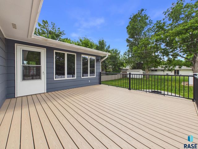 2513 S Lake Ave Avenue, Sioux Falls, SD 57105