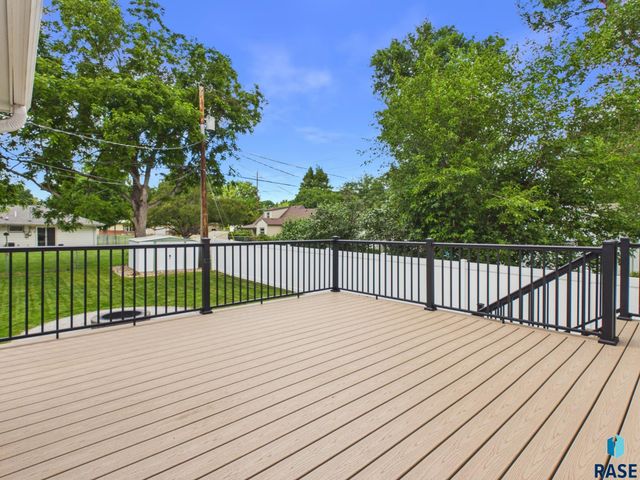 2513 S Lake Ave Avenue, Sioux Falls, SD 57105