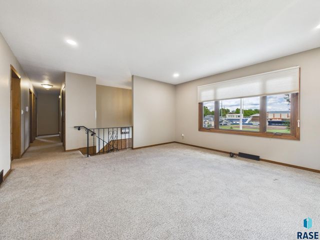 2513 S Lake Ave Avenue, Sioux Falls, SD 57105