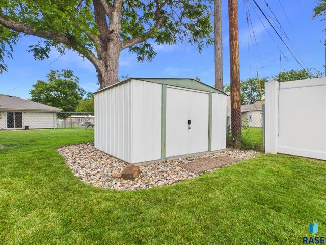 2513 S Lake Ave Avenue, Sioux Falls, SD 57105